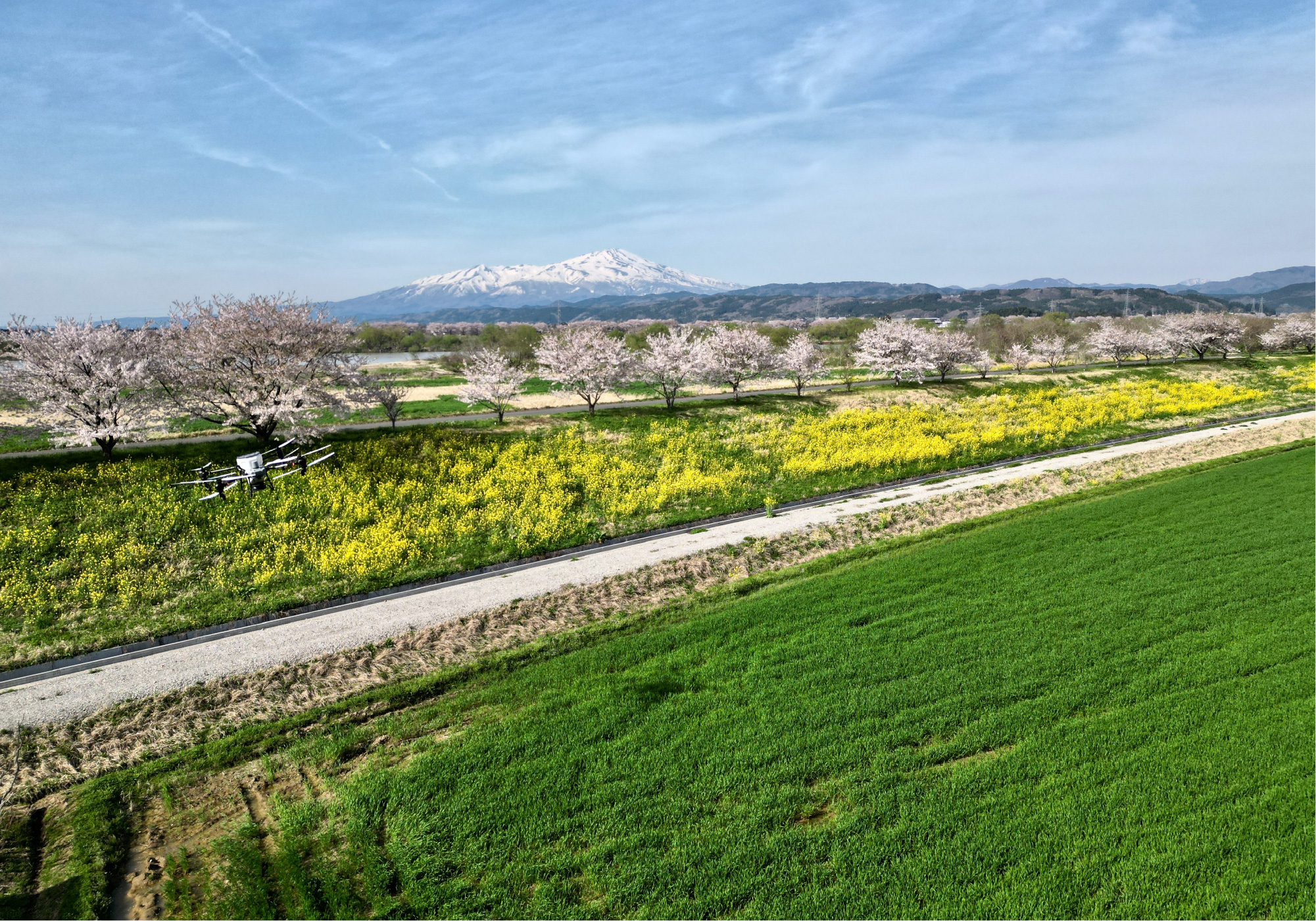 ドローンと鳥海山